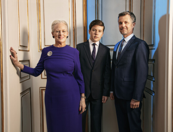 SAMLET: Her er dronning Margrethe, kronprins Frederik og prins Christian fotografert i Christian IX` Palæ. Foto: Per Morten Abrahamsen / Det danske kongehuset SAMLET: Her er dronning Margrethe, kronprins Frederik og prins Christian fotografert i Christian IX` Palæ. Foto: Per Morten Abrahamsen / Det danske kongehuset